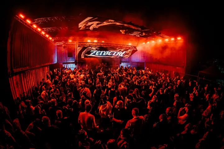 Rote Halle mit ZEROCTRL-Banner, volle Tanzfläche
